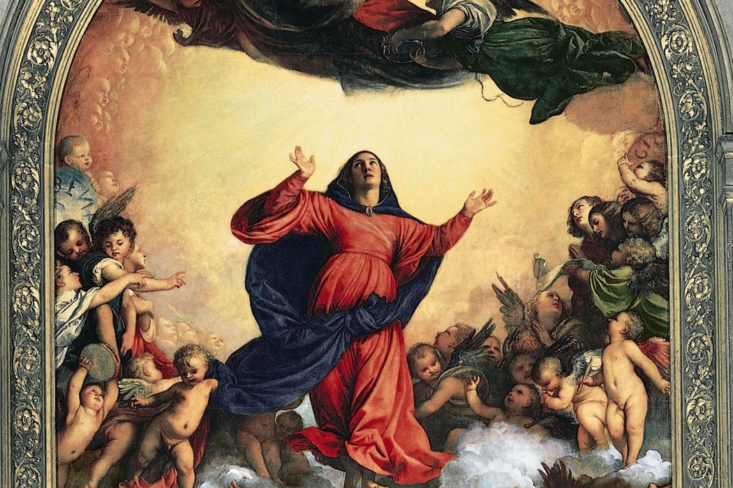 La Virgen María se eleva hacia un cielo dorado rodeada de ángeles y querubines en el retablo de la Asunción pintado por Tiziano.
