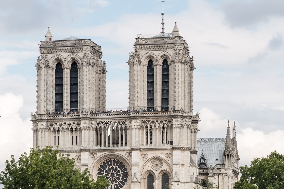 Die beiden Türme und die Rosette der Westfassade der Kathedrale Notre-Dame de Paris, gesehen von der anderen Seite der Seine.
