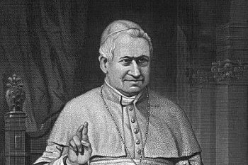 Retrato pintado del siglo XIX del papa Pío IX, sentado con vestiduras papales blancas y una muceta roja, quien definió formalmente el dogma de la infalibilidad papal.