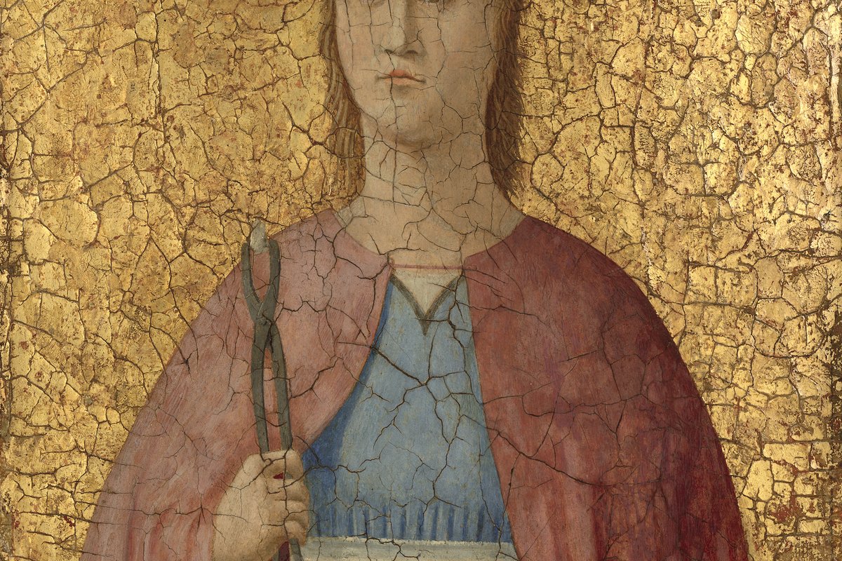 An elderly woman in a blue robe holds a pair of golden pincers gripping a tooth, gazing calmly outward, in a Renaissance devotional panel painting.