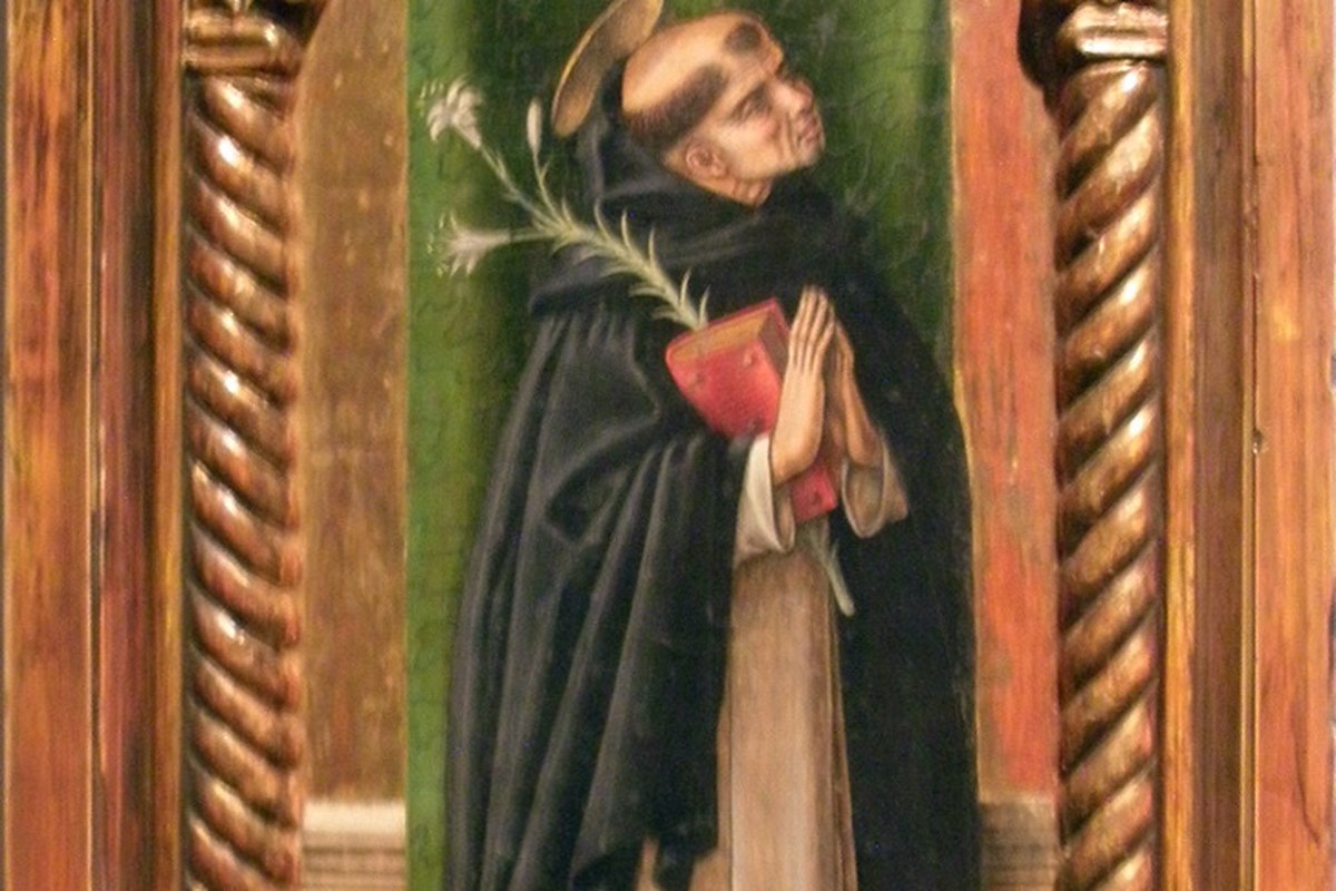 Ein Renaissance-Tafelbild eines tonsurierten Mönchs in schwarzem Mantel, der nach oben blickt und ein rotes Buch an seine Brust drückt.