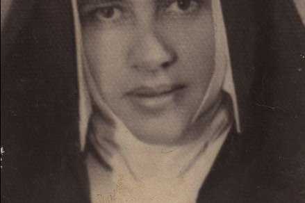 Ein Schwarz-Weiß-Foto einer jungen brasilianischen Frau mit dunklem Haar in einem formellen Kleid aus den frühen 20er Jahren des 20. Jahrhunderts.