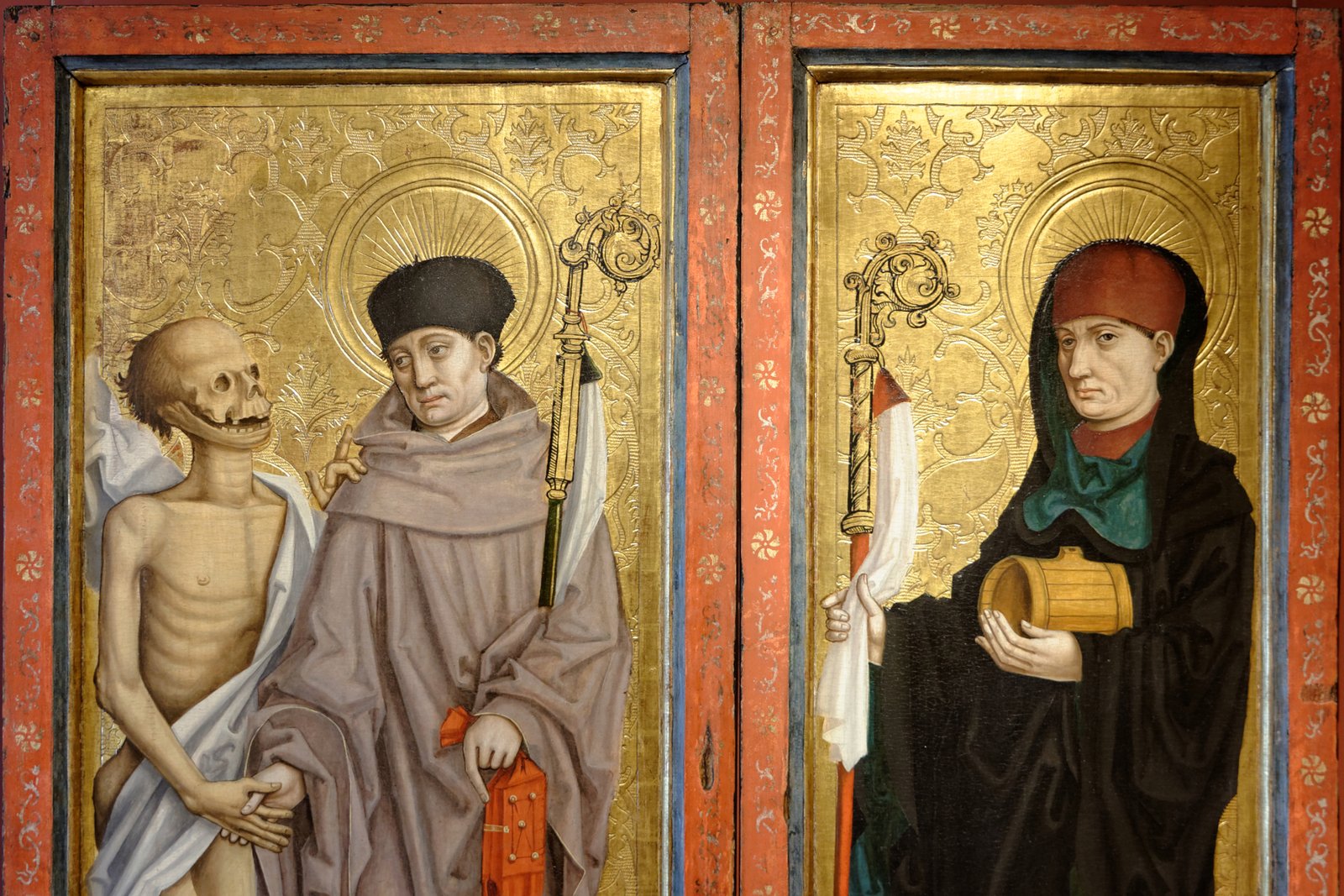 Un panneau peint médiéval montrant un moine-saint conduisant par la main une figure squelettique ressuscitée, avec un autre saint en habit à proximité.