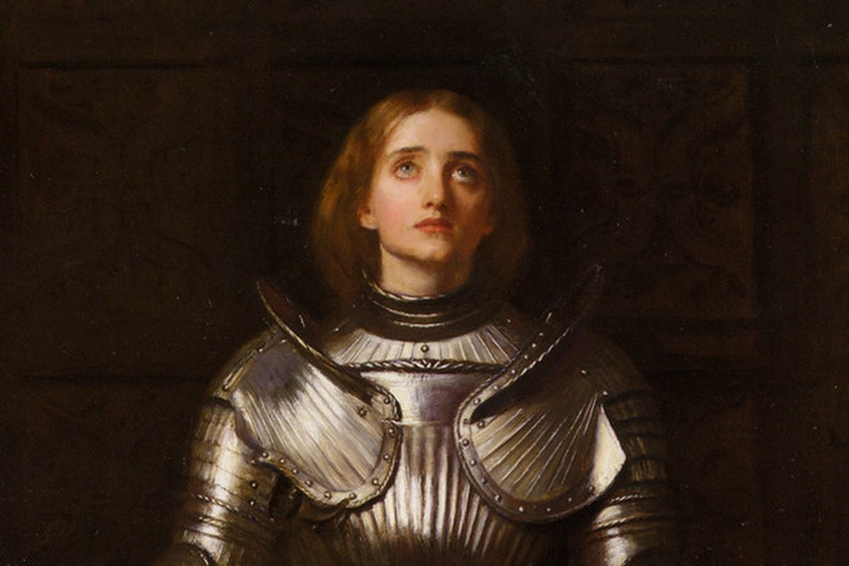 Gemälde von Johanna von Orléans in glänzender Plattenrüstung, mit nach oben gerichtetem Blick und betend konzentriertem Gesichtsausdruck.