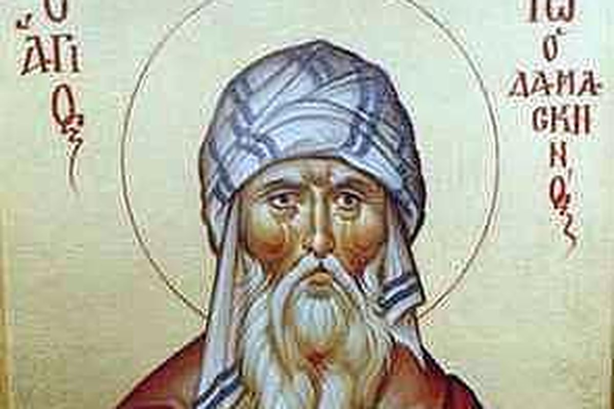 Eine byzantinische Ikone des heiligen Johannes von Damaskus, ein alter bärtiger Mönch in rotem und blauem Gewand mit gemustertem Kopftuch, mit Heiligenschein, eine Schriftrolle haltend.