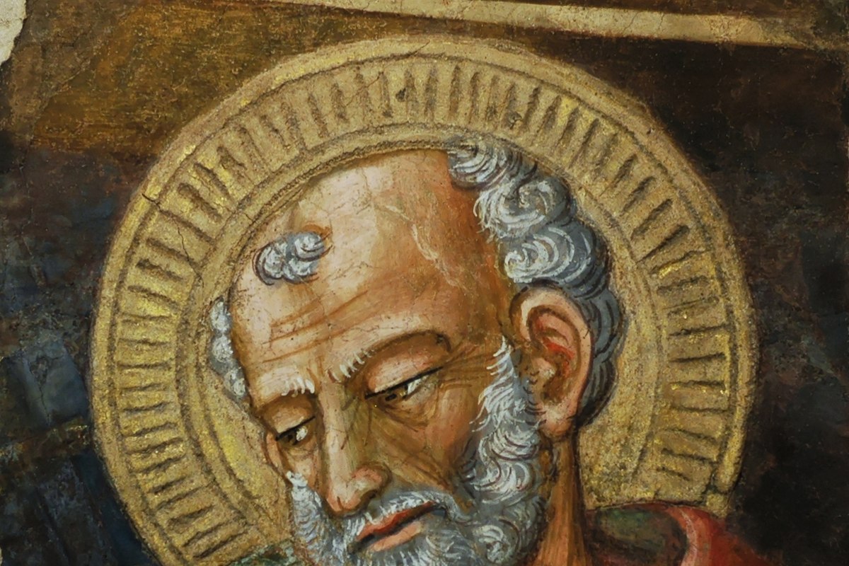 Un fragmento de fresco que representa a un apóstol barbudo con un halo dorado, pintado sobre un fondo verde.