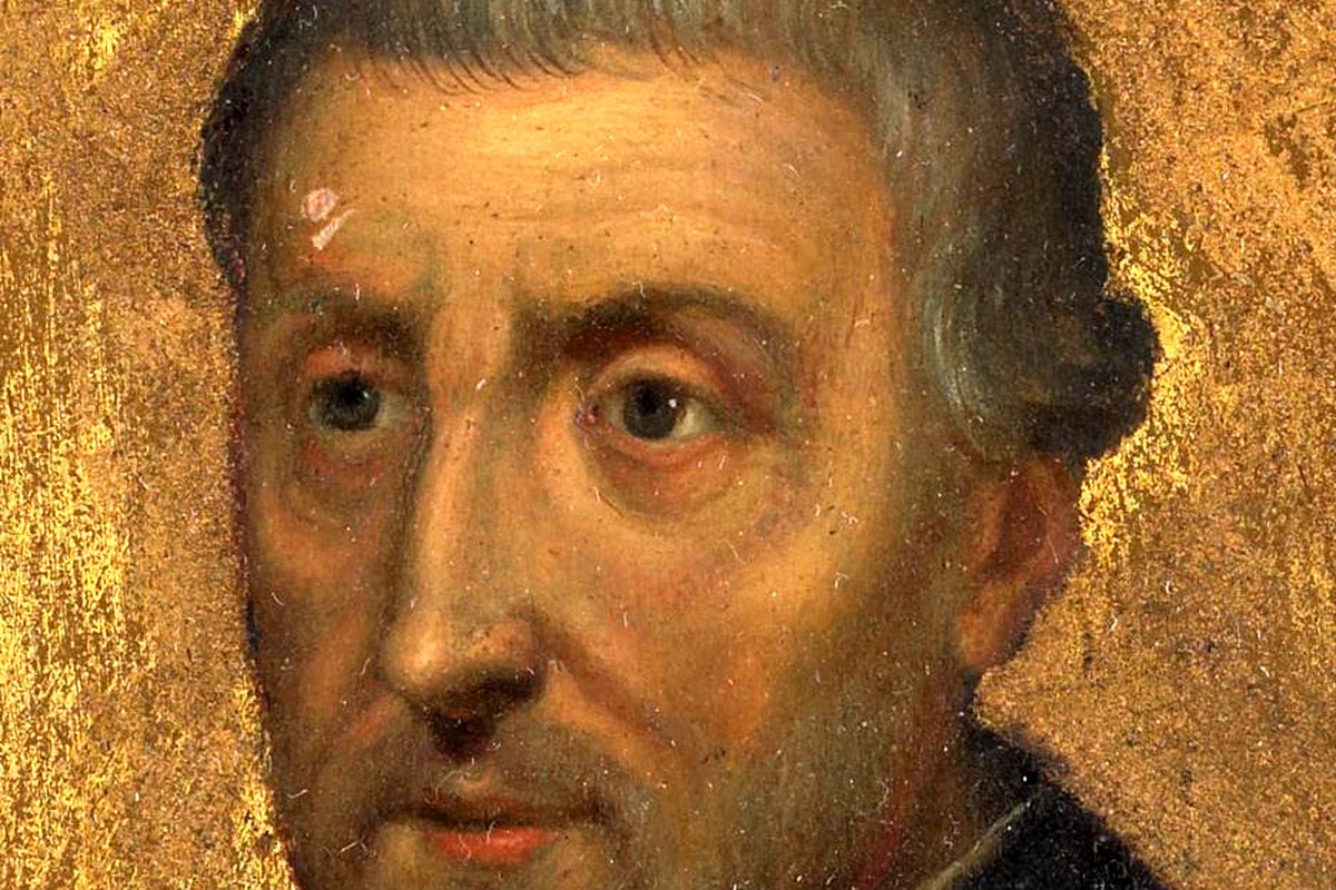 Un ritratto a olio ravvicinato di un sacerdote gesuita barbuto di mezza età, con i capelli grigi, dipinto su uno sfondo oro-bruno.