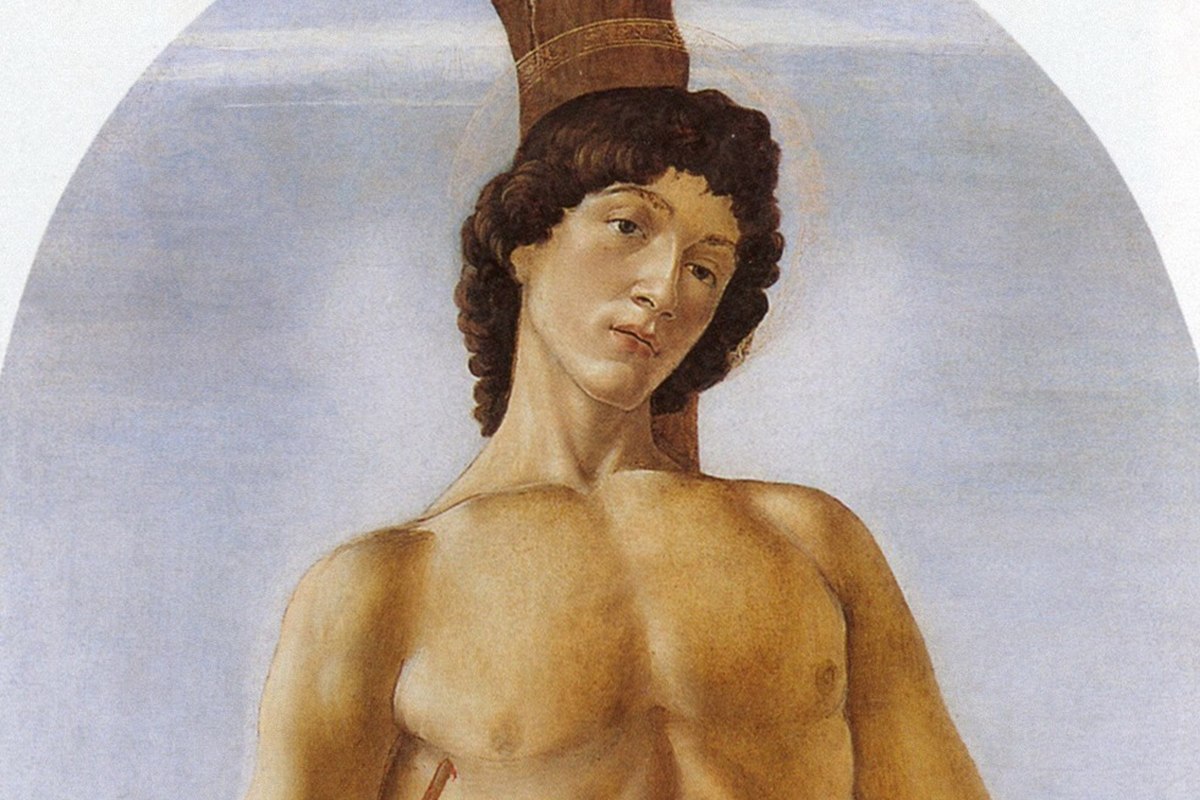 Un dipinto rinascimentale di un giovane dai capelli ricci legato a un palo, il torso nudo trafitto da una freccia, una tenue aureola dietro la testa.