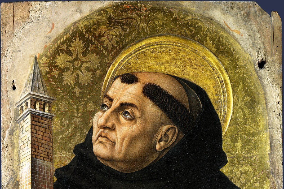 Renaissance-Porträt mit goldenem Hintergrund des heiligen Thomas von Aquin, der ein aufgeschlagenes Buch hält, mit einem kleinen Kirchenmodell in der anderen Hand.