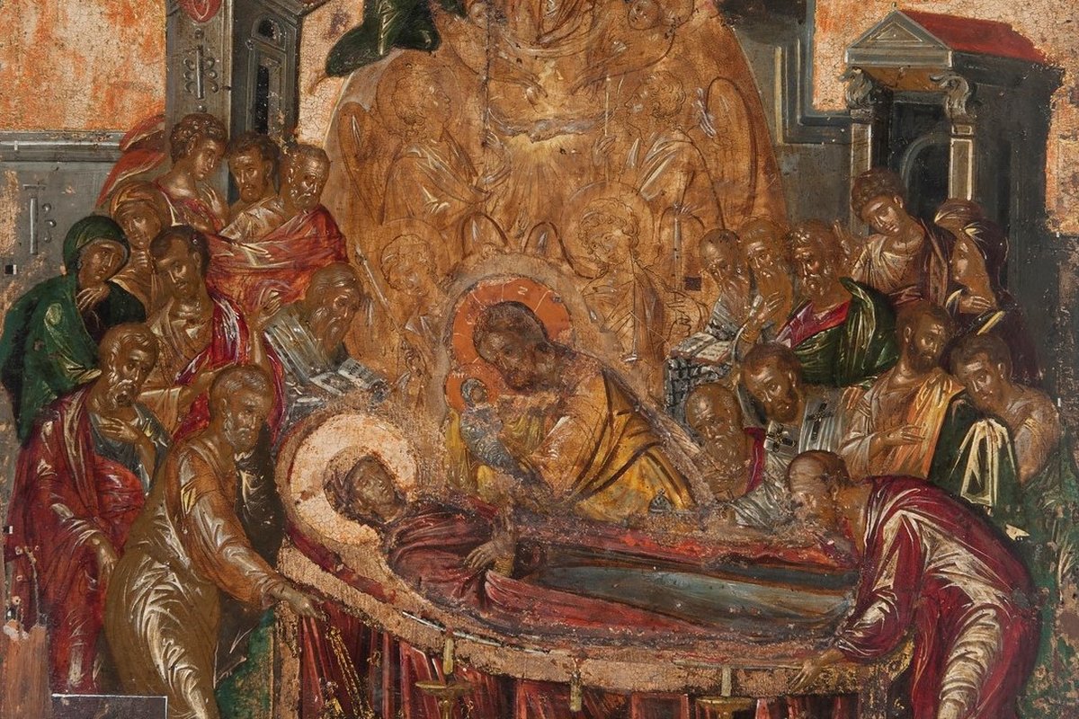 Un icono que muestra a la Virgen María recostada en un féretro fúnebre rodeada de apóstoles en duelo, con Cristo de pie detrás sosteniendo su alma, representada como un niño pequeño envuelto en blanco.