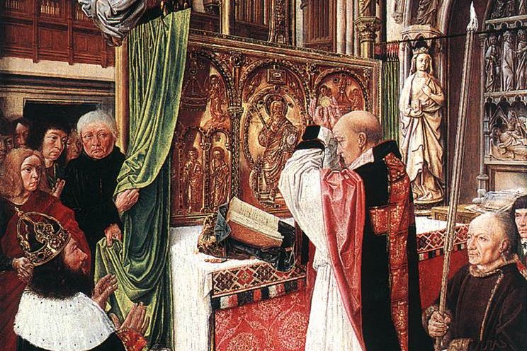 Un obispo con capa pluvial roja eleva la hostia en un altar cubierto con una cortina verde, ante un rey y un clero reunidos, en un panel flamenco del siglo XV.