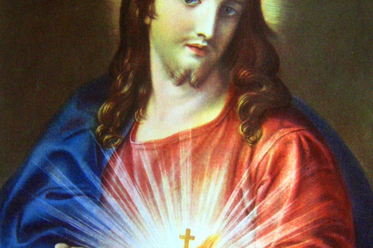Ein strahlendes Gemälde von Christi Gesicht und Brust, mit hellem Licht, das aus einem glühenden, mit einem kleinen Kreuz gekennzeichneten Herzen strömt.