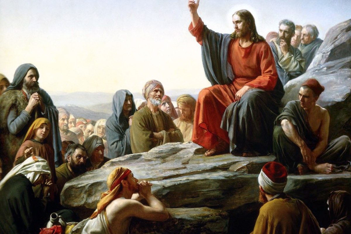 Gemälde aus dem 19. Jahrhundert von Jesus, der auf einem Felsvorsprung sitzt, eine Hand erhebt und eine an einem Hang versammelte Menge lehrt.