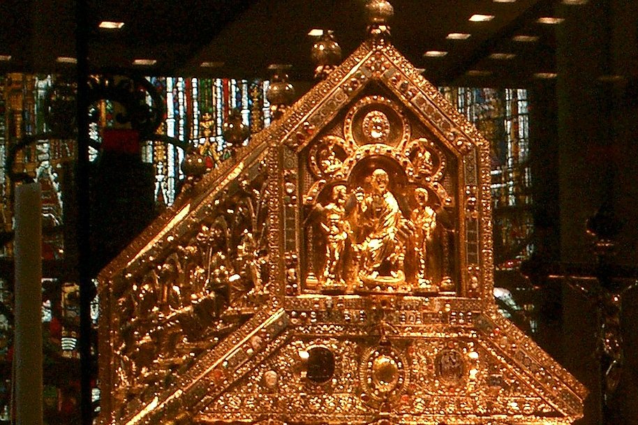 The gold Shrine of the Three Kings (Dreikönigenschrein) above the high altar of Cologne Cathedral