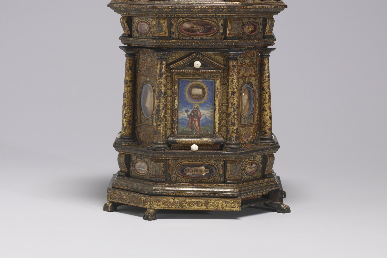 A gilded Baroque reliquary monstrance holding relics of Christ's Shroud and various martyrs, with an ornate sunburst design.