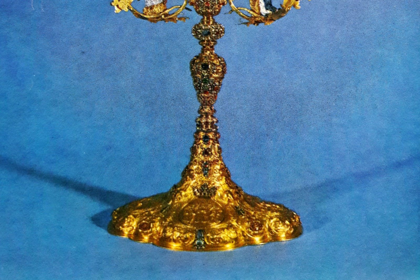 Una custodia barroca dorada con un diseño de resplandor solar ornamentado, usada para exponer la hostia consagrada en la adoración eucarística.